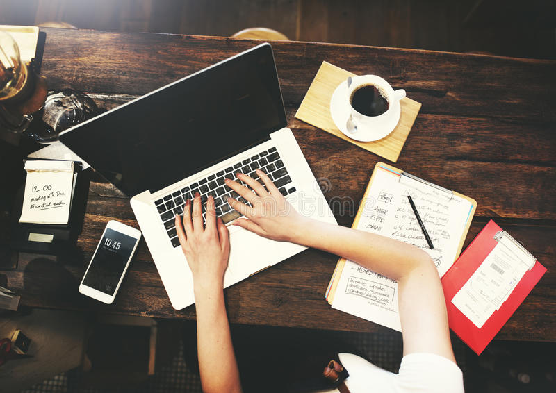 foto de mujer trabajando en computadora